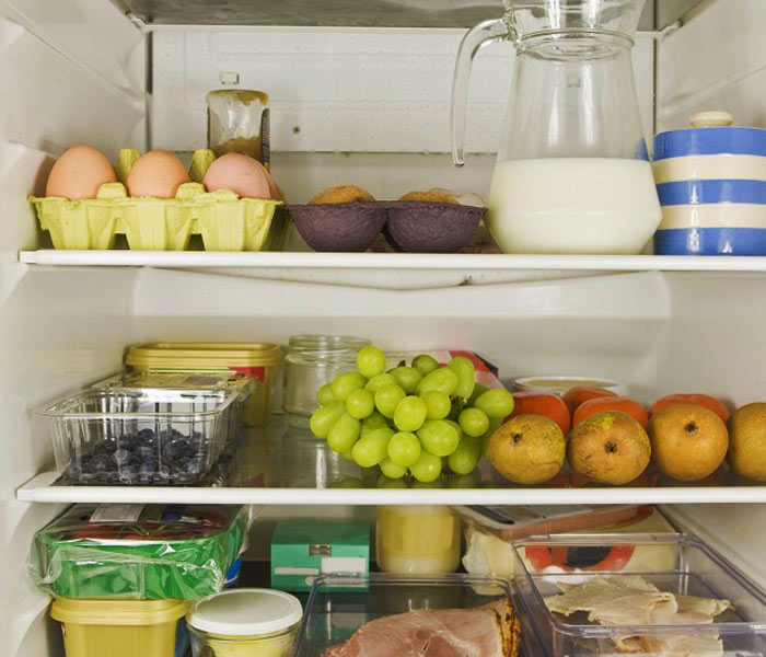 Hiện nay vẫn có không ít người hiểu lầm rằng có thể để thức ăn trong tủ lạnh bao lâu cũng được. Đây là một hiểu lầm vô cùng tai hại, ảnh hưởng rất lớn đến không chỉ mùi vị, chất lượng của món ăn mà còn tiềm ẩn nhiều nguy cơ có hại cho sức khỏe của người sử  dụng.